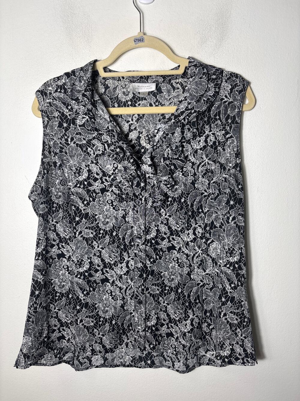 Tahari Black White Floral Sleeveless V-Neck Ruffle Top Sz L